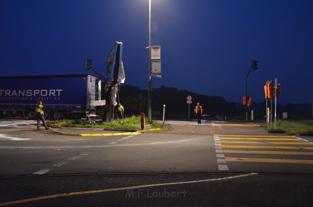 VU LKW umgestuerzt Feldkassel Industriestr Robert Boschstr P358.JPG